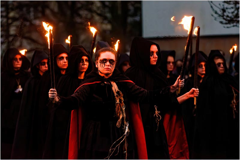 Dark noz femmes aux flambeaux