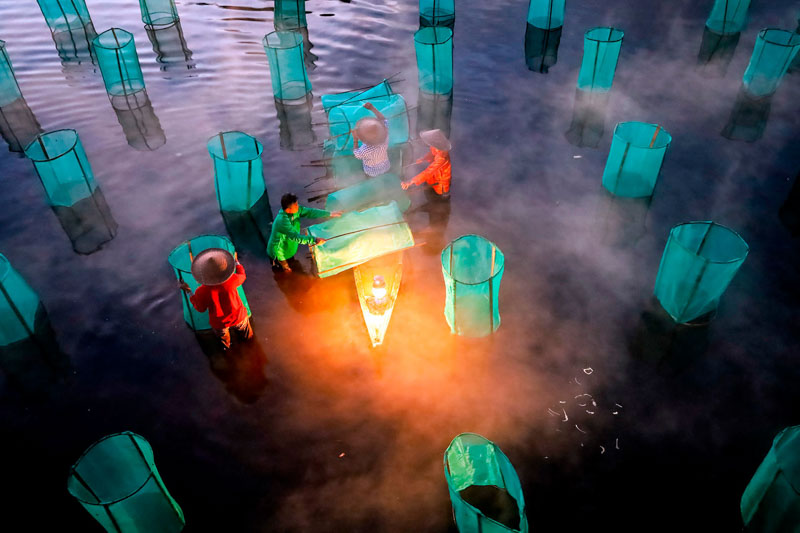 Memeriksa keramba 1075917