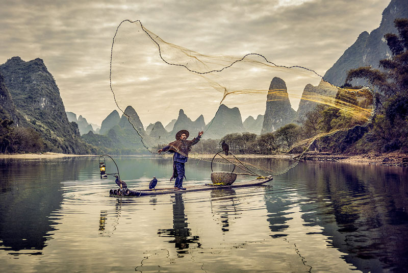 The fisherman launches the net