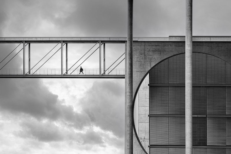 Suspendue près du cercle